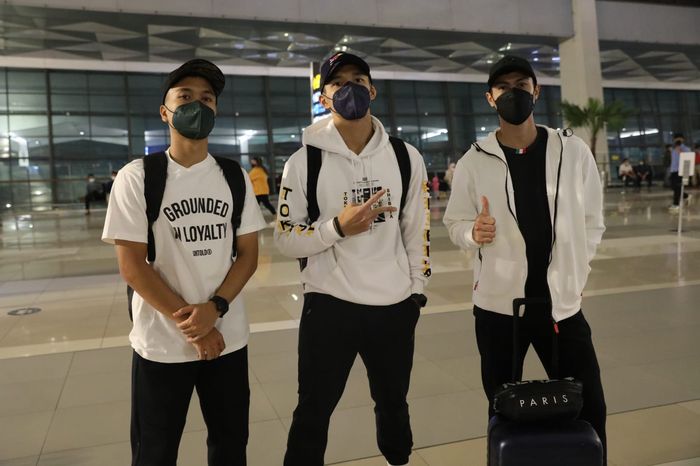 Trio tunggal putra Indonesia: Anthony Sinisuka Ginting (kiri), Jonatan Christie (tengah), dan Shesar Hiren Rhustavito (kanan).  Foto ini diambil jelang keberangkatan menuju German Open 2022.