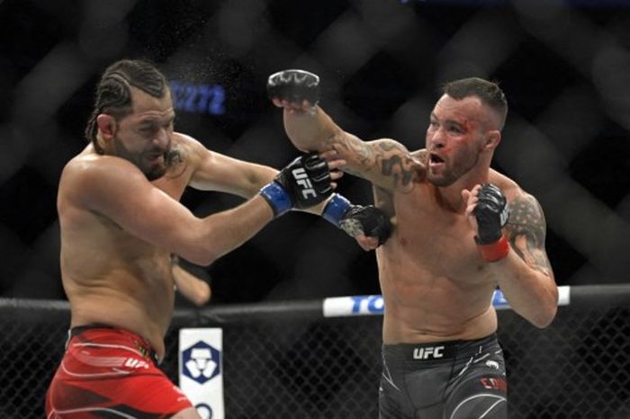 Colby Covington (kanan) memukul Jorge Masvidal pada pertarungan divisi kelas welter di main event UFC 272 yang dihelat di T-Mobile Arena, Nevada, Amerika Serikat, 5 Maret 2022.