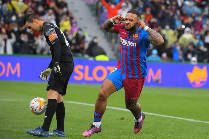 Selebrasi Memphis Depay usai menjebol gawang Elche lewat penalti dalam kemenangan 2-1 Barcelona pada lanjutan Liga Spanyol 2021-2022.