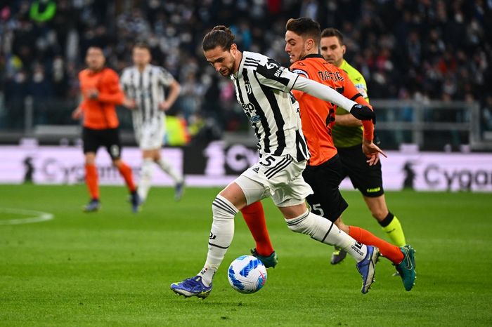 Momen Adrien Rabiot berebut bola dengan salah satu pemain Spezia dalam laga di Allianz Stadium, Minggu (6/3/2022).