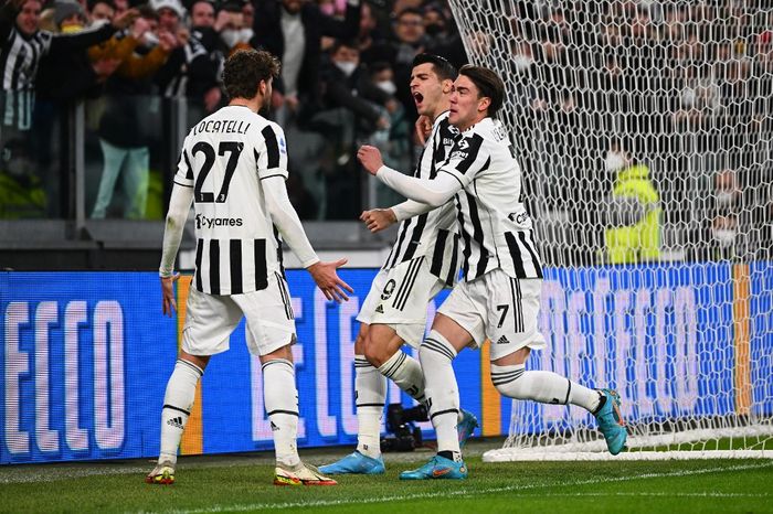 Juventus' Spanish forward Alvaro Morata (C) celebrates with Juventus' Serbian forward Dusan Vlahovic (R) after scoring his team's first goal during the Italian Serie A football match between Juventus and Spezia at the Juventus stadium in Turin, on March 6, 2022. (Photo by MIGUEL MEDINA / AFP)