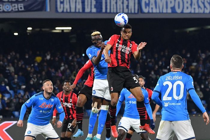 Victor Osimhen dan Junior Messias terlibat duel udara pada laga Liga Italia 2021-2022 antara Napoli dan AC Milan.