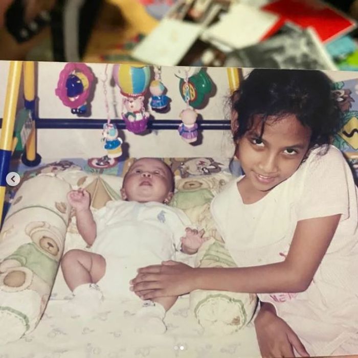 Foto semasa kecil Vanessa Angel saat menjaga Mayang.