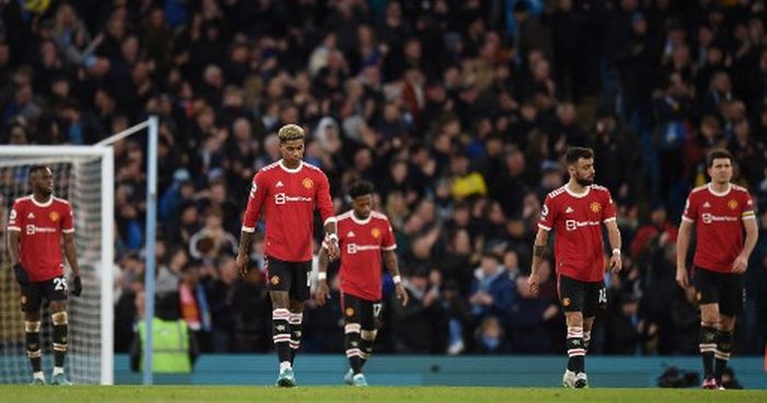 Ekspresi kecewa para pemain Manchester United saat kebobolan dari Manchester City dalam laga Liga Inggris di Stadion Etihad, Minggu (6/3/2022).