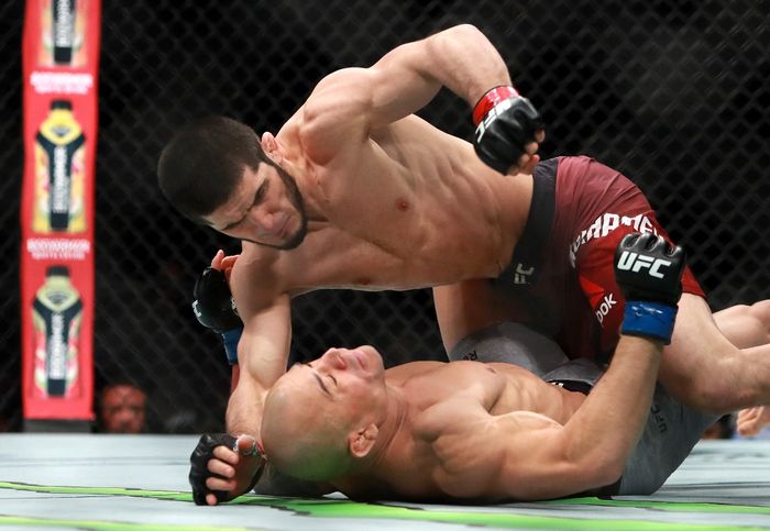 Islam Makhachev memukul Gleison Tibau pada pertandingan divisi kelas ringan dalam UFC 220 di TD Garden, Boston, Amerika Serikat, 20 Januari 2018.