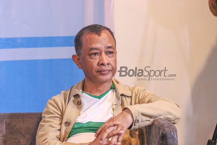 Ketua Divisi Pembinaan Suporter PSSI, Budiman Dalimunthe, nampak hadir dalam acara diskusi di Twin House, Blok M, Jakarta Selatan, 8 Maret 2022.
