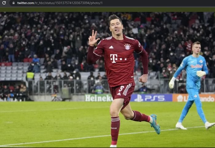 Selebrasi penyerang Bayern Muenchen, Robert Lewandowski, usai mencetak hat-trick ke gawang RB Salzburg