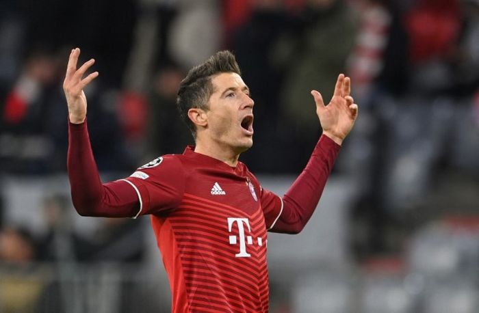 Striker Bayern Muenchen, Robert Lewandowski, merayakan gol ke gawang RB Salzburg.