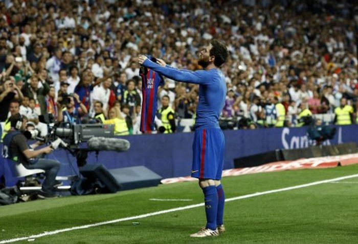 Lionel Messi melakukan selebrasi ikonis seperti jemur baju dalam partai Real Madrid vs Barcelona di Santiago Bernabeu, Madrid, 23 April 2017.