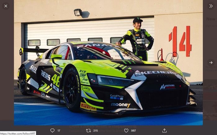 Valentino Rossi berpose bersama mobil Audi R8 LMS GT3 dari W Racing Team yang akan dikemudikannya pada GT World Challenge Europe  musim 2022.