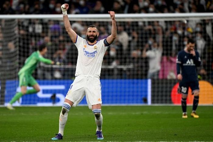 Striker Real Madrid, Karim Benzema, melakukan selebrasi usai mengalahkan Paris Saint-Germain dalam laga leg kedua babak 16 besar Liga Champions di Stadion Santiago Bernabeu, Rabu (9/3/2022).