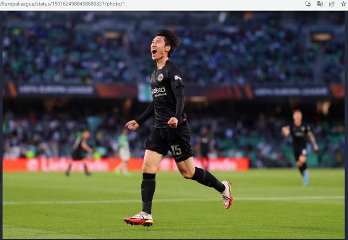 Penyerang Eintracht Frankfurt, Daichi Kamada, merayakan gol ke gawang Real Betis pada laga leg pertama babak 16 besar Liga Europa 2021-2022 di Estadio Benito Villamarin, Rabu (9/3/2022).