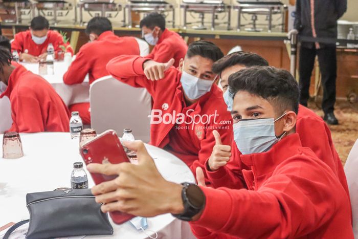 Alfriyanto Nico (kiri) dan Subhan Fajri (kanan) sedang berfoto selfie di Hotel Sultan, Senayan, Jakarta, 11 Maret 2022.