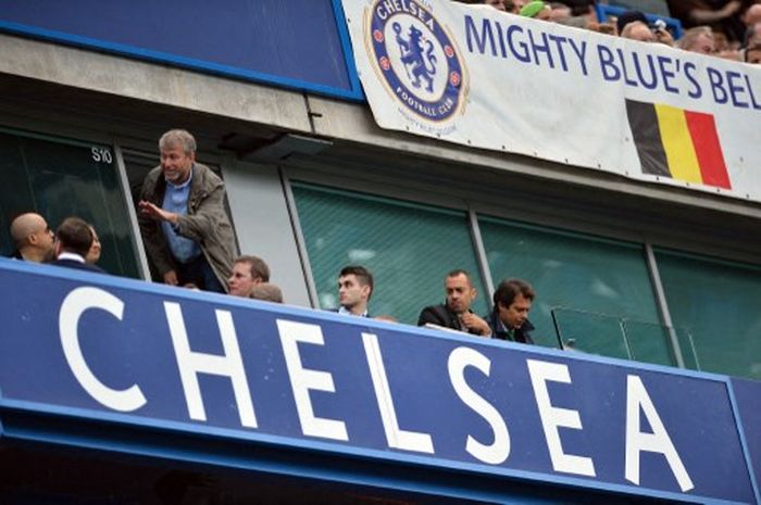 Roman Abramovich saat menghadiri laga Liga Inggris Chelsea vs Crystal Palace di tribune Stamford Bridge, London, 3 Mei 2015.