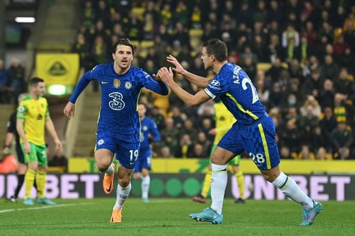 Mason Mount (kiri) merayakan golnya untuk Chelsea dalam duel Liga Inggris di kandang Norwich City, Carrow Road, 10 Maret 2022.