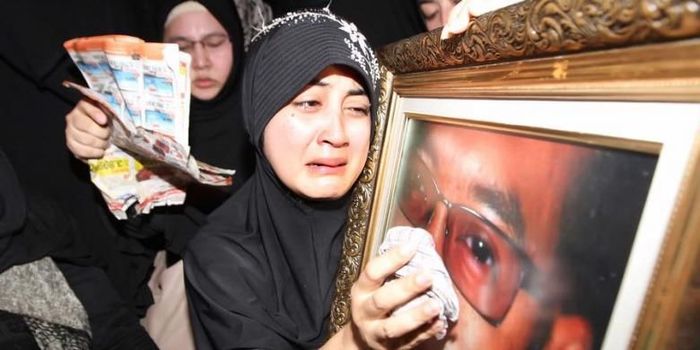 Uje meninggal dunia karena kecelakaan motor di depan rumah yang beralamatkan di Jalan Gedung Hijau Raya No 17, Pondok Indah, Jakarta Selatan pada Jumat dini hari sekitar pukul 02.00 WIB