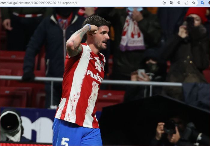 Gelandang Atletico Madrid, Rodrigo De Paul, merayakan gol ke gawang Cadiz pada pekan ke-28 Liga Spanyol 2021-2022 di Stadion Wanda Metropolitano, Jumat (11/3/2022).