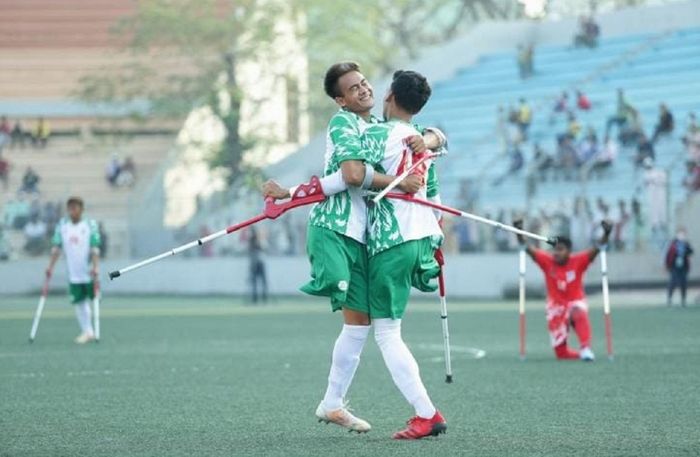 Dua pemain timnas sepak bola amputasi Indonesia, Aditya (kanan) dan Agung Rizki, merayakan gol ke gawang timnas Bangladesh dalam laga Kualifikasi Piala Dunia Amputasi 2022 zona Asia Timur di Stadion Kamalapur, Dhakka, Bangladesh, Sabtu (12/3/2022) mulai pukul 17.45 WIB
