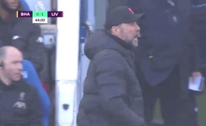 Momen Juergen Klopp meneriaki Mohamed Salah dari pinggir lapangan.