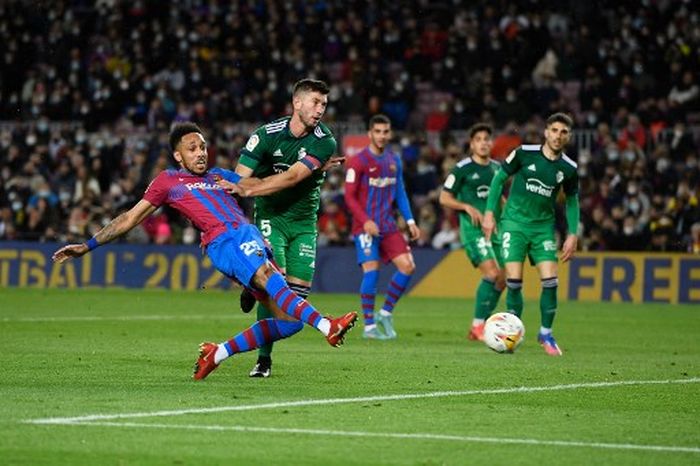 Pierre-Emerick Aubameyang sumbang satu gol dalam kemenangan telak 4-0 Barcelona atas Osasuna.