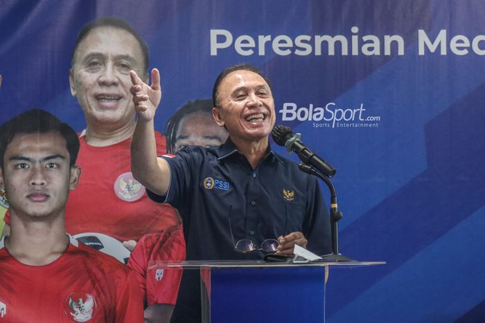Ketua Umum PSSI, Mochamad Iriawan, nampak tersenyum saat memberikan keterangan kepada awak media di GBK Arena, Senayan, Jakarta, 14 Maret 2022.