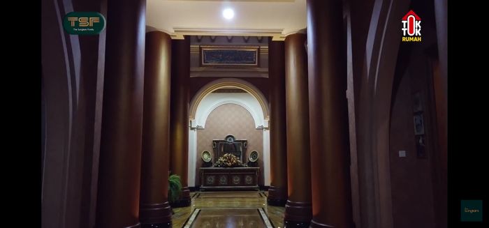Koridor di rumah artis Alshad Ahmad.