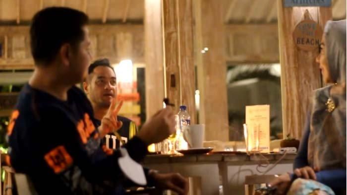 Adik ipar Venna Melinda saat bersama Ferry Irawan mengobrol
