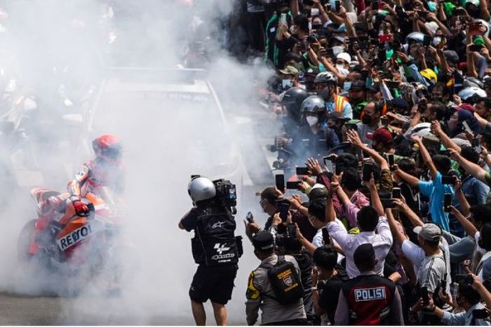 Marc Marquez melakukan aksi burn out untuk menyapa warga yang menyambut parade pembalap MotoGP Indonesia 2022 di Jalan MH Thamrin, Jakarta, Rabu (16/3/2022).