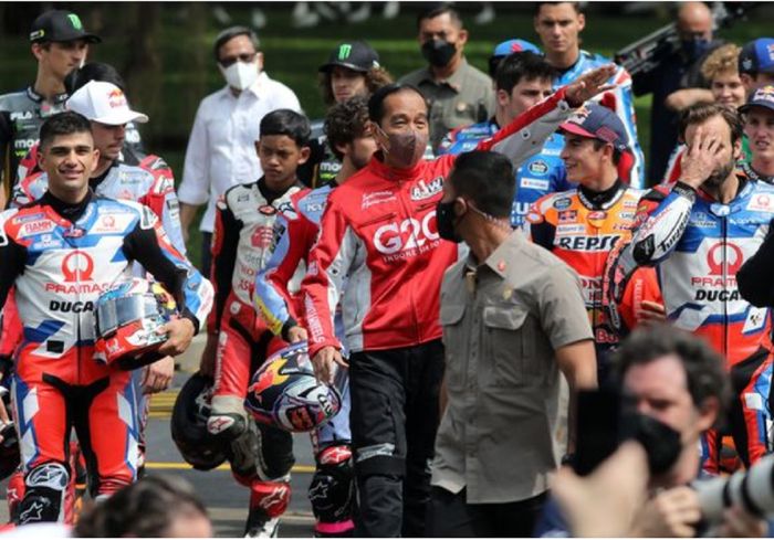 Presiden Joko Widodo bersama para pembalap MotoGP menuju lokasi pelepasan parade di depan Istana Merdeka, Jakarta, Rabu (16/3/2022).