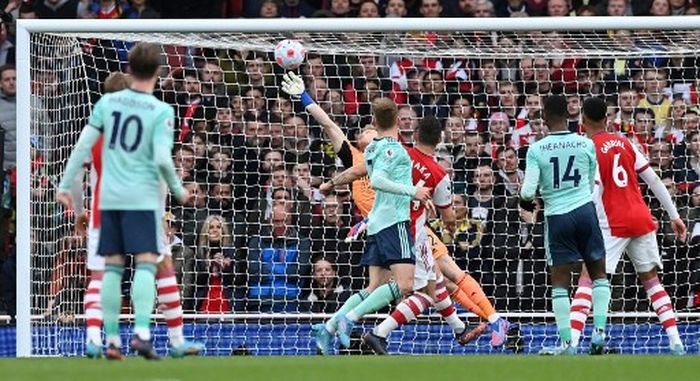 Kiper Arsenal, Aaron Ramsdale, melakukan penyelamatan dalam laga Liga Inggris kontra Leicester City di Stadion Emirates, Minggu (13/3/2022).