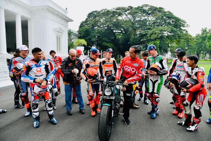Presiden Joko Widodo menyalakan motor Kawasaki W175 miliknya dihadapan para pembalap MotoGP di halaman Istana Merdeka, Jakarta, Rabu (16/3/2022). Tampak dalam gambar dua pembalap Indonesia, Veda Ega Pratama (paling kiri) dan Mario Suryo Aji (dua dari kiri).