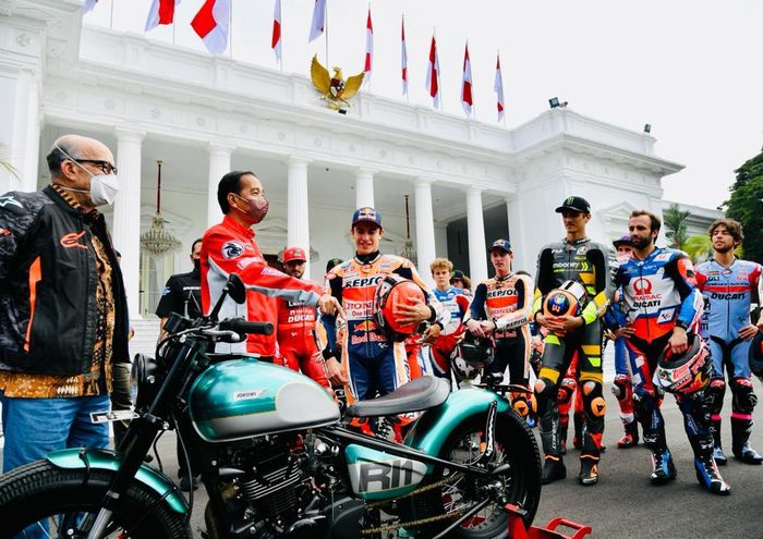 Saat Presiden Joko Widodo memamerkan kendaraan Kawasaki W175 yang biasa digunakan untuk berkendara kepada sejumlah pembalap MotoGP di halaman Istana Merdeka, Jakarta, Rabu (16/3/2022).