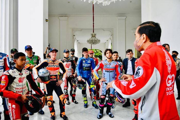Ketika Presiden Joko Widodo menyambut kedatangan sejumlah pembalap MotoGP di Istana Merdeka, Jakarta, Rabu (16/3/2022).