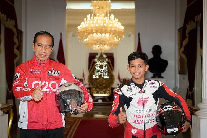 Pembalap yang berlomba di Asia Talent Cup 2022, Veda Ega Pratama (kanan) berfoto dengan Presiden Joko Widodo di Istana Merdeka, Jakarta, Rabu (16/3/2022).