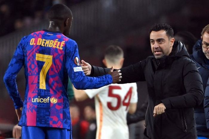 Xavi (kanan) memberi instruksi kepada Ousmane Dembele dalam duel Barcelona vs Galatasaray dalam laga Liga Europa, di Stadion Camp Nou, 10 Maret 2022.