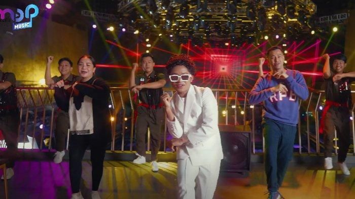 Penampilan Nagita Slavina dan Raffi Ahmad di video musik Betrand Peto