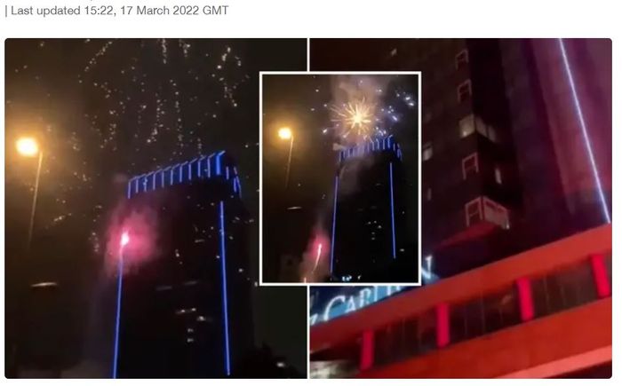 Penampakan kembang api dari fans Galatasaray yang dinyalakan di luar hotel tempat para pemain Barcelona menginap.