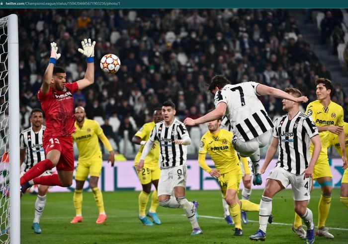 Momen penyerang Juventus, Dusan Vlahovic menyundul bola ke arah gawang Villarreal pada laga leg kedua babak 16 besar Liga Champions 2021-2022.