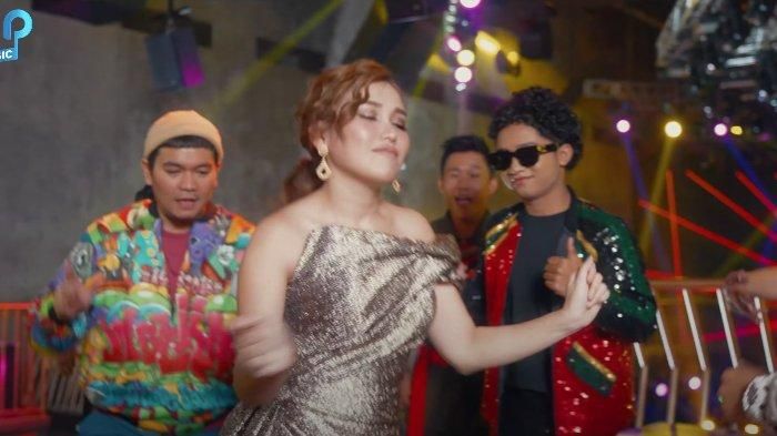 Penampilan Ayu Ting Ting di panggung bersama Betrand Peto