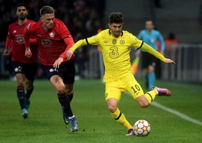 Aksi Christian Pulisic (kanan) dalam duel Liga Champions antara Lille vs Chelsea (16/3/2022).