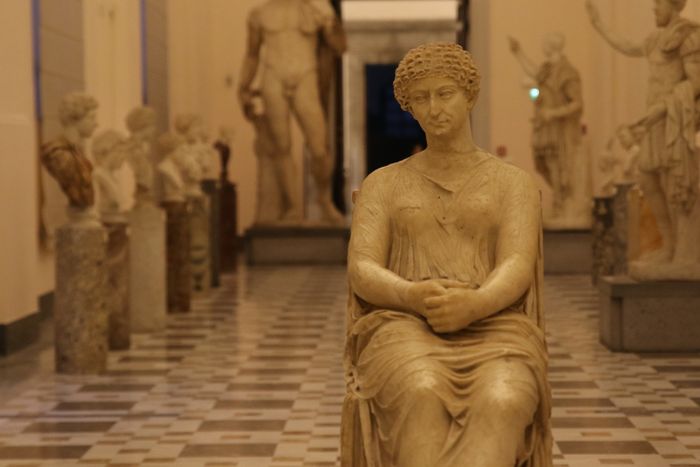 Patung Agrippina, Permaisuri Kaisar Claudius sekaligus ibu Kaisar Nero.