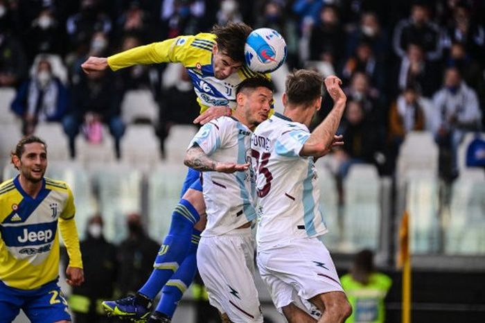 Dusan Vlahovic mencetak gol dengan sundulan dalam laga Juventus vs Salernitana pada pekan ke-30 Liga Italia, Minggu (20/3/2022) di Juventus Stadium, Turin.