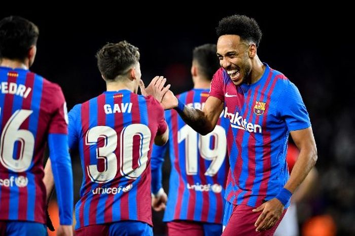 Pierre -Emerick Aubameyang merayakan gol Barcelona ke gawang Bilbao di Camp Nou (27/2/2022).