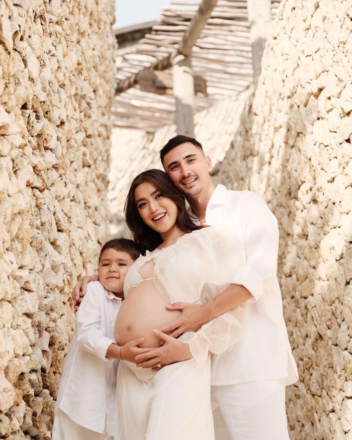 Jessica Iskandar bersama keluarga kecilnya saat maternity shoot