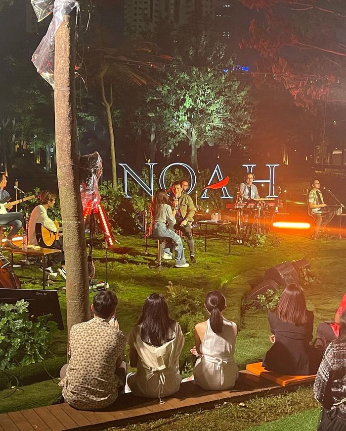 Rara pawang hujan Mandalika ternyata pernah melindungi Arial NOAH. Anaknya menangis tersedu gegara tak tahan terus dihujat.