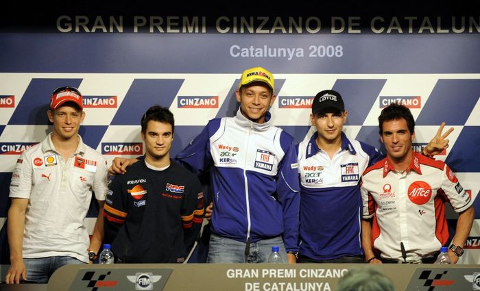 Dari kiri: Casey Stoner,  Dani Pedrosa, Valentino Rossi, Jorge Lorenzo, dan Toni Elias berpose setelah konferensi pers menjelang MotoGP Catalunya di Montmelo, Spanyol, 5 June  2008. Stoner, Pedrosa,  Rossi, dan Lorenzo menciptakan era fantastic four di MotoGP pada akhir dekade 2000an.