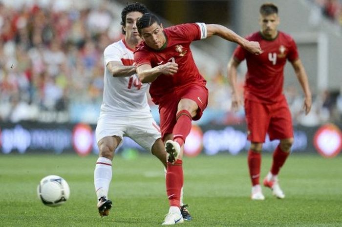 Cristiano Ronaldo (depan) dalam duel terakhirnya bersama timnas Portugal melawan Turki di laga persahabatan (2/6/2012).