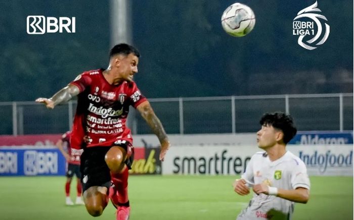 Duel Bali United vs Persebaya Surabaya pada laga pekan ke-33 Liga 1 2021-2022 di Stadion I Gusti Ngurah Rai, Denpasar, Bali, Jumat (25/3/2022).