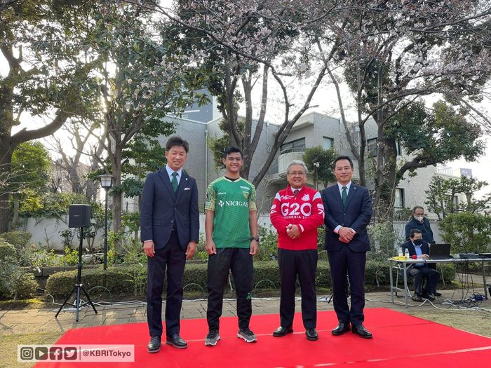 General Manager Tokyo Verdy Atsuhiko Ejiri (kiri), Pratama Arhan (kedua kiri), Duta Besar Indonesia untuk Jepang Heri Akhmadi (kedua kanan), dan Takaaki Nakamura (kanan) saat konferensi pers, Jumat (25/3/2022).