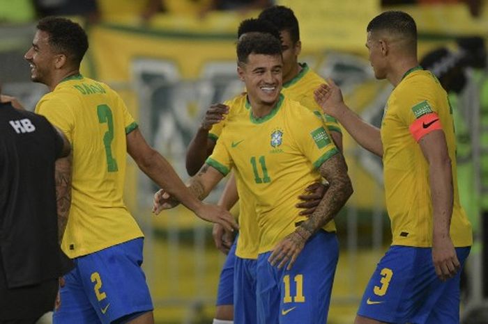 Gelandang timnas Brasil, Philippe Coutinho, merayakan gol ke gawang timnas Cile dalam laga Kualifikasi Piala Dunia 2022 Zona Amerika Selatan di Stadion Maracana, 24 Maret 2022.